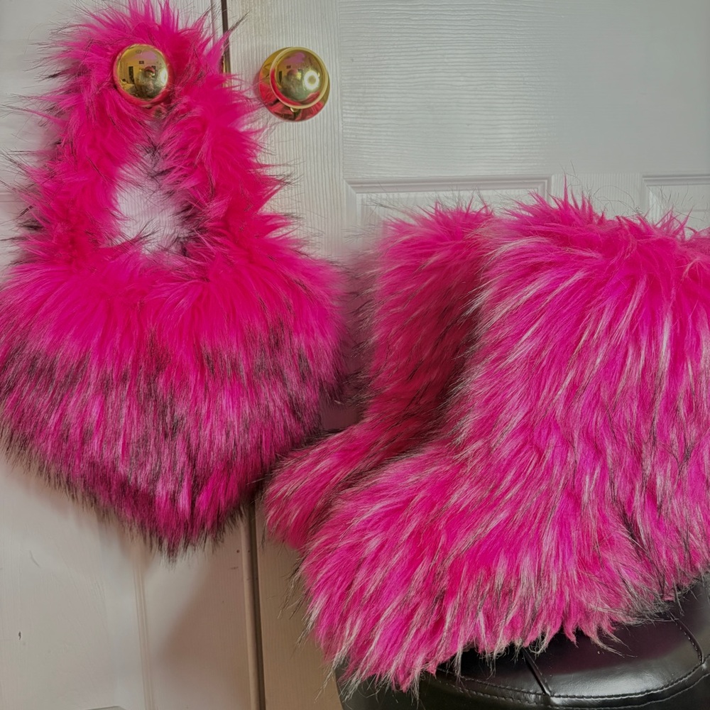 *SOLD* Hot Pink Y2K Faux Fur Statement Boots Festival Rave Bratz Boots Size 10